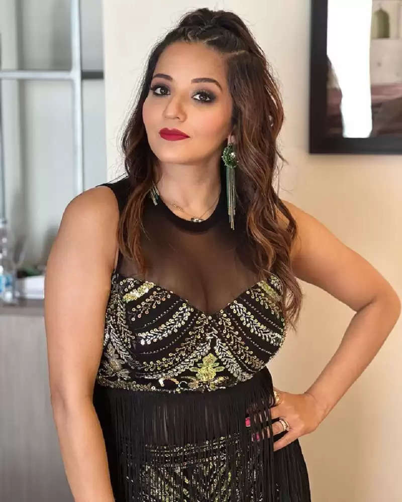 Photo Gallery Bhojpuri Star Monalisa Flaunted Her Beauty By Wearing A