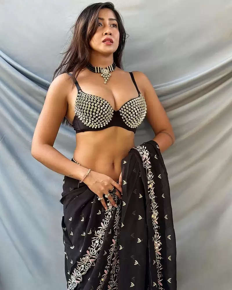 Photo Gallery Sophia Ansari Flaunted Her Curvy Figure In A Saree See Her Sizzling Looks
