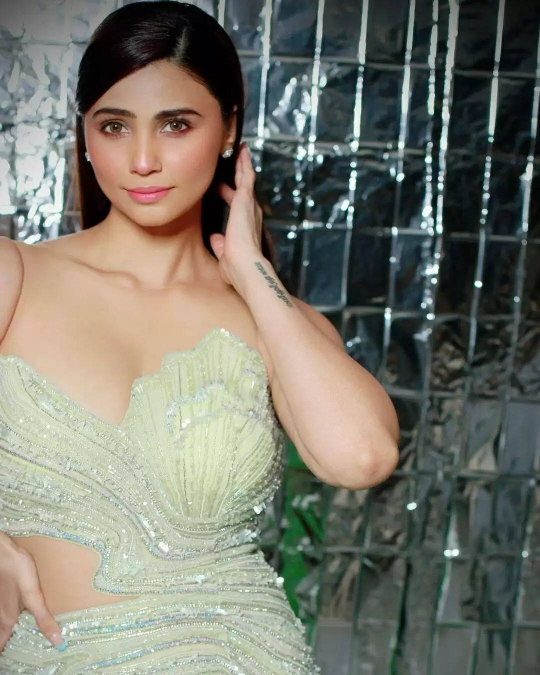 Daisy Shah Flaunts Her Sexy Figure In This Picture My XXX Hot Girl