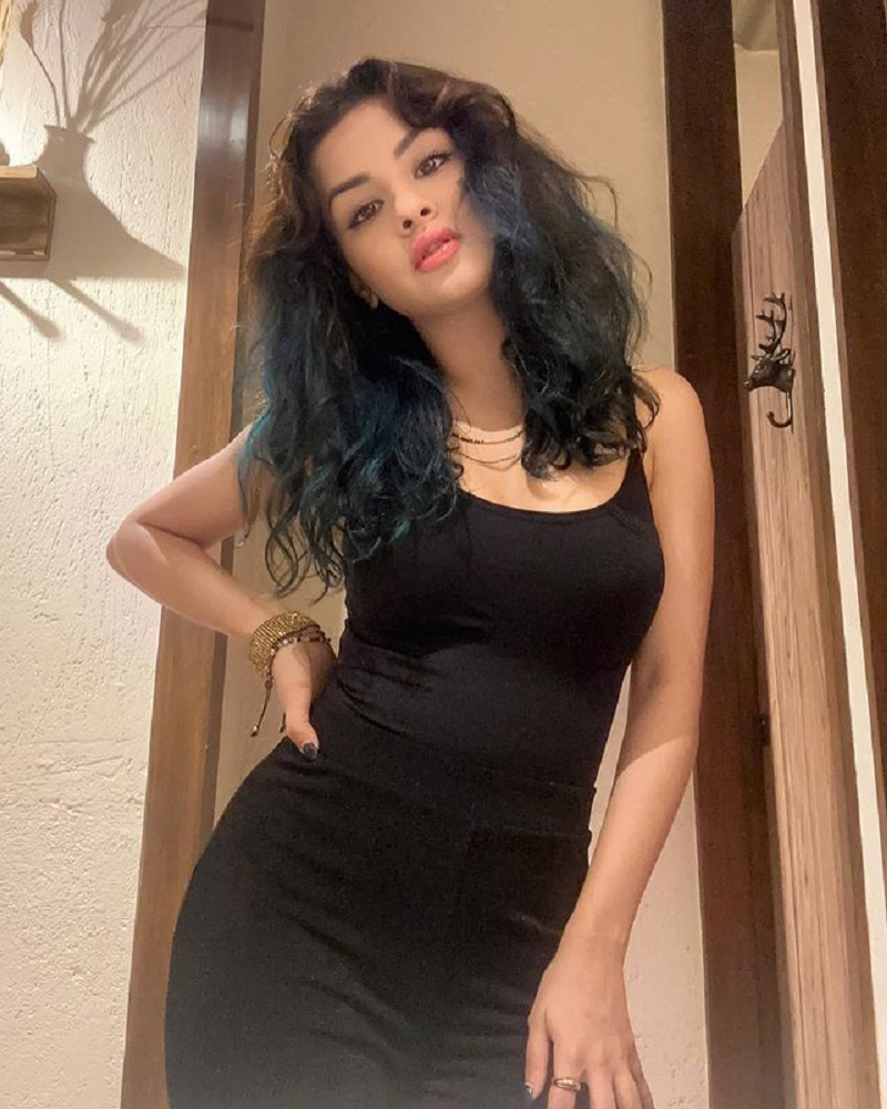 Photo Gallery Avneet Kaur Flaunts Looked Awesome In A Black Deep Neck Dress See Here