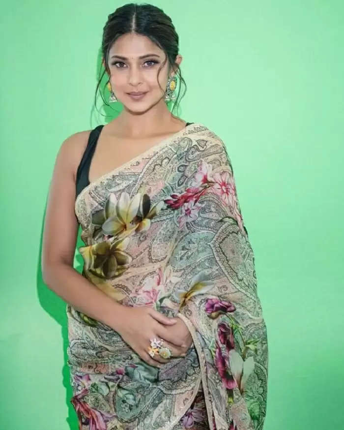 jennifer winget hot in saree