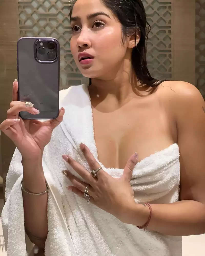 Photo Gallery Sophia Ansari Wreaked Havoc On Social Media With Her Bathroom Pics See Here