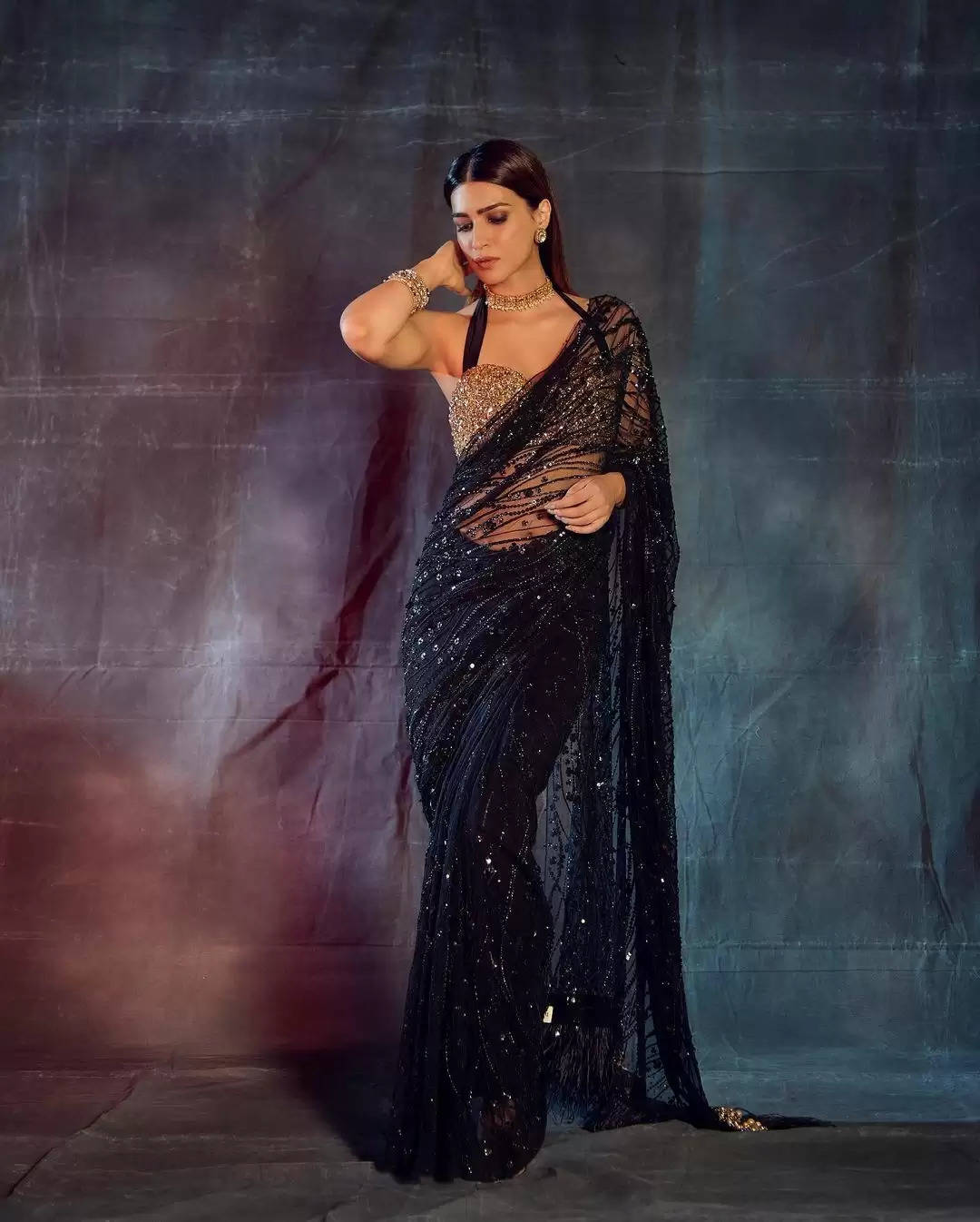 Photos Kriti Sanon Looks Pretty In Saree For Bhediya Promotions See Divas Stunning Pictures