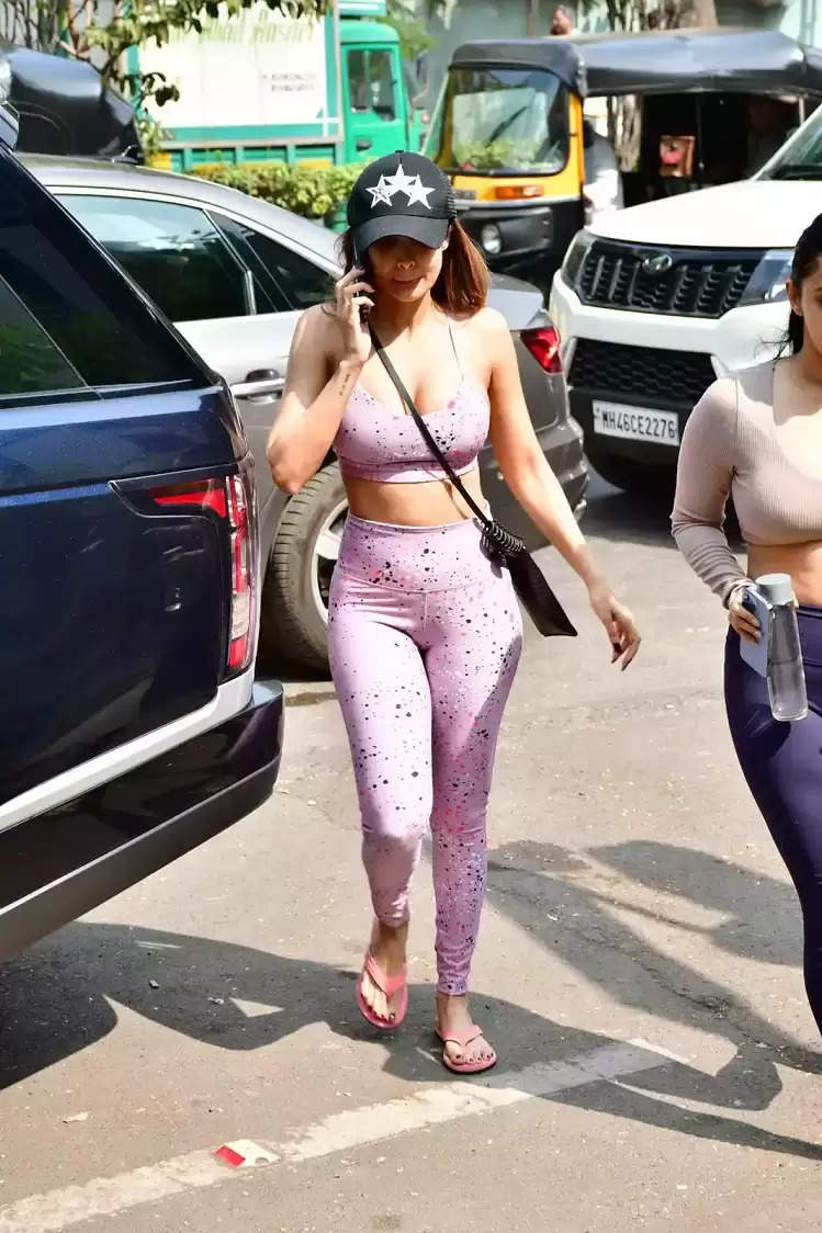 Malaika Arora gives us major fitness and fashion goals as she gets snapped  outside the yoga studio in black athleisure; view photos | Hindi Movie News  - Times of India