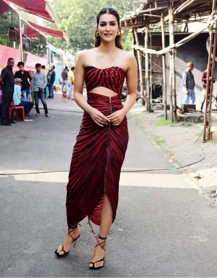 Photos Kriti Sanon Looks Very Sexy In The Black And Red Combo See Viral Photos