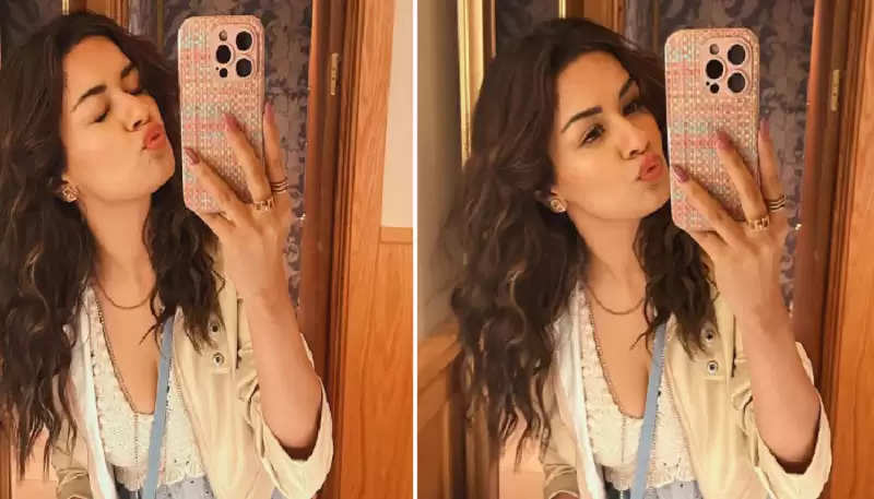 Photo Gallery Avneet Kaur Shared Her Glamorous Look While Taking Mirror Selfie 7686