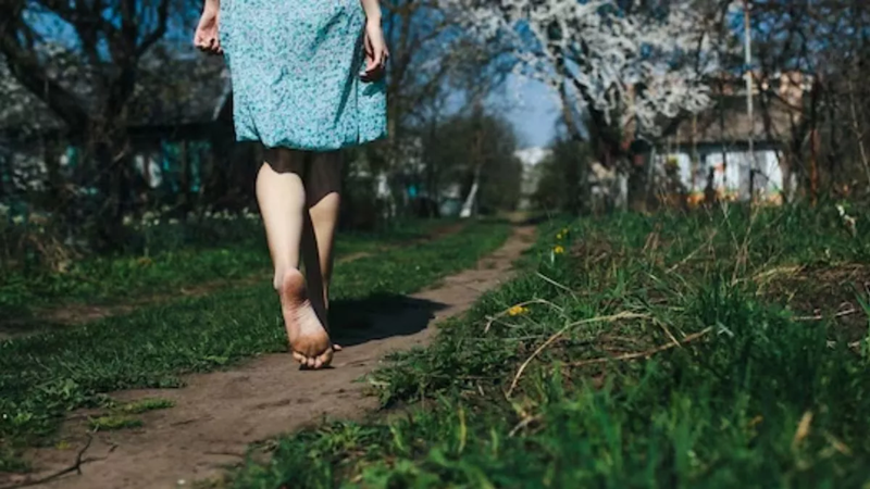 barefoot-walking-walking-barefoot-can-make-your-legs-stronger-know